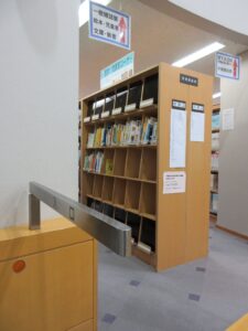 絵本・児童書コーナー入口から